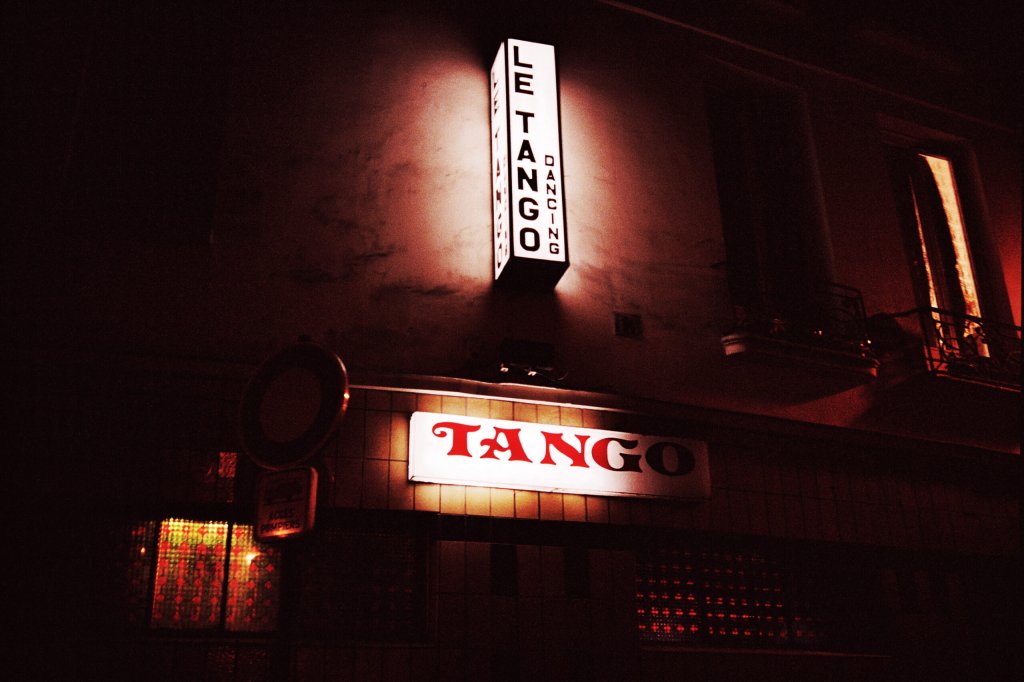 L'enseigne lumineuse du Tango